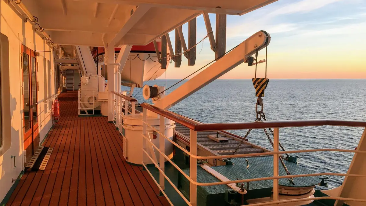 Camarote con balcón en un crucero, con vistas al mar al amanecer